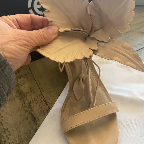 Cecilia New York Hibiscus Sandal - Natural sz 6 - Picture 6 of 10